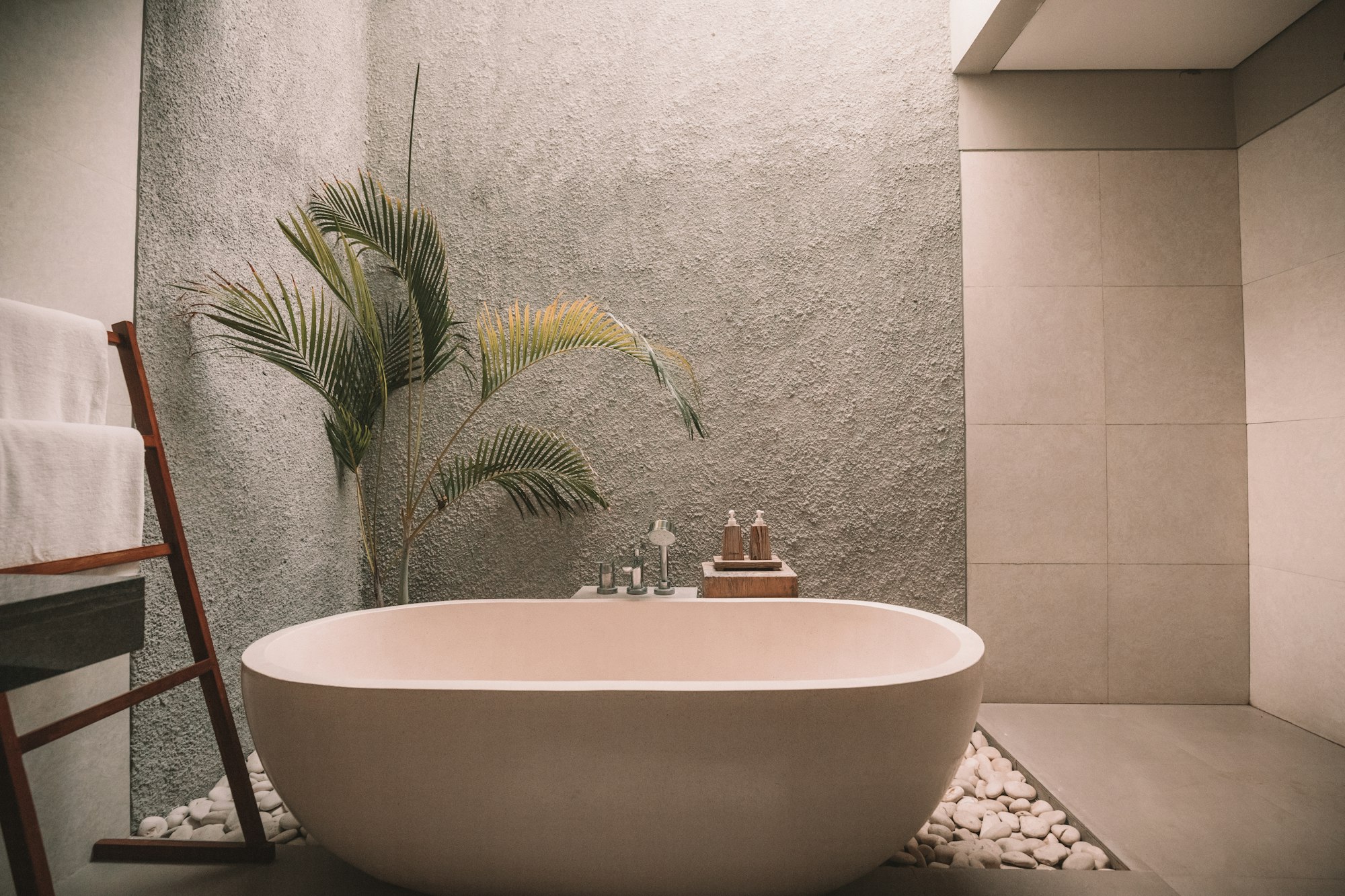 Salle de bain avec baignoire autoportante